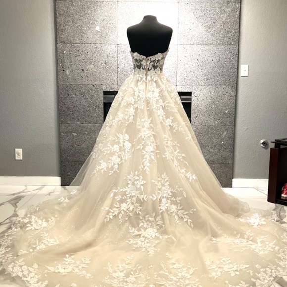 Designer Wedding Dress - Picture 1 of 2
